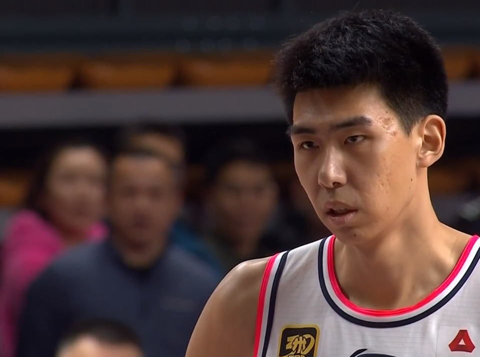 了了, 热身赛中, 馆举行球迷