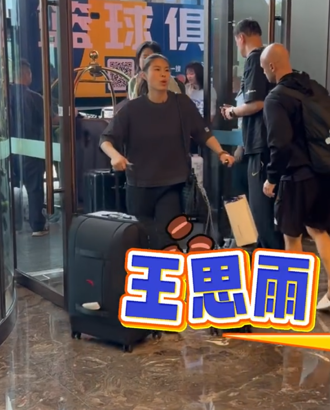 盟珀斯山猫, 国女篮集训, 两人的竞技 盟珀斯山猫, 国女篮集训, 两人的竞技